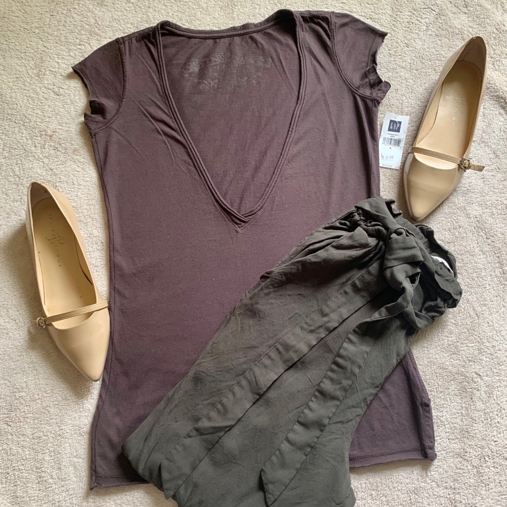 GAP low V-neck small casual brown shirt